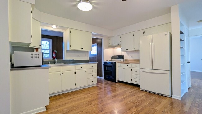 Building Photo - 917 S Summit St