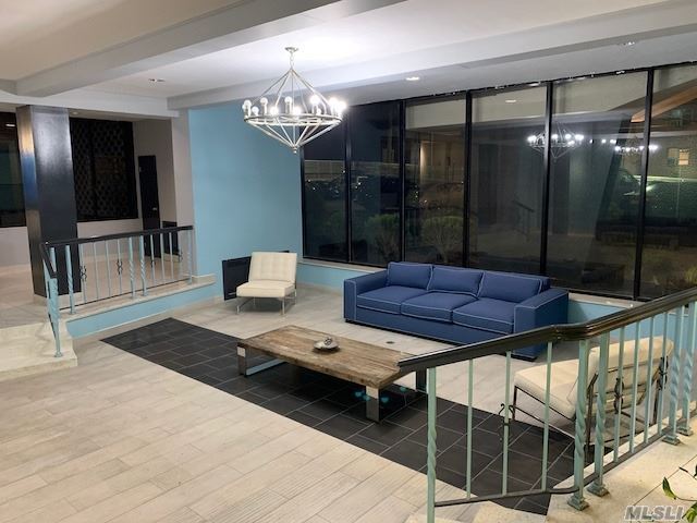 Foto del edificio - 10 Monroe Blvd