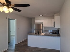 Building Photo - 2104 Midland Dr