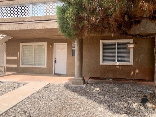 Building Photo - 2 Bed Townhome