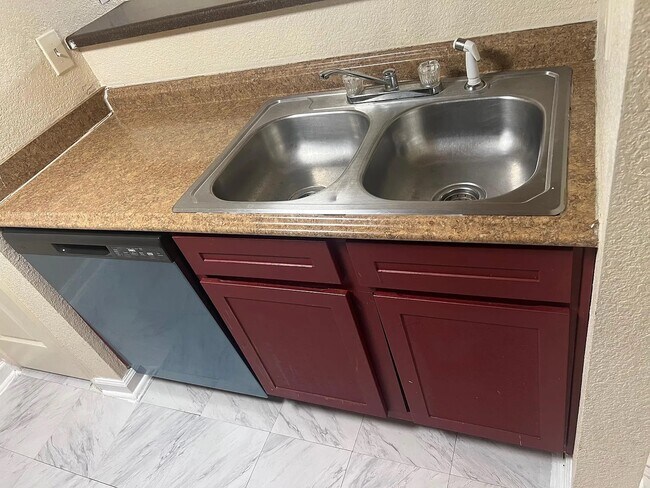 Foto del edificio - 8100 Creekbend Dr