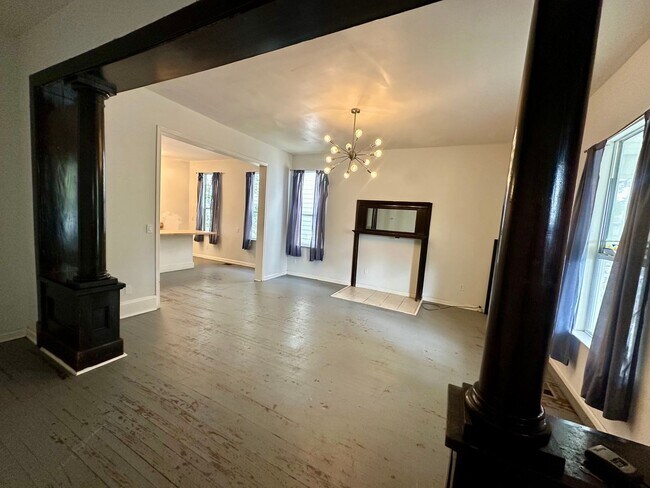 Building Photo - 2 BED | 1 BATH | BACKYARD | EASTSIDE (Anderson and E 31st)