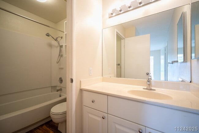 Building Photo - Modern Townhome – 1-Bed, 1-Bath