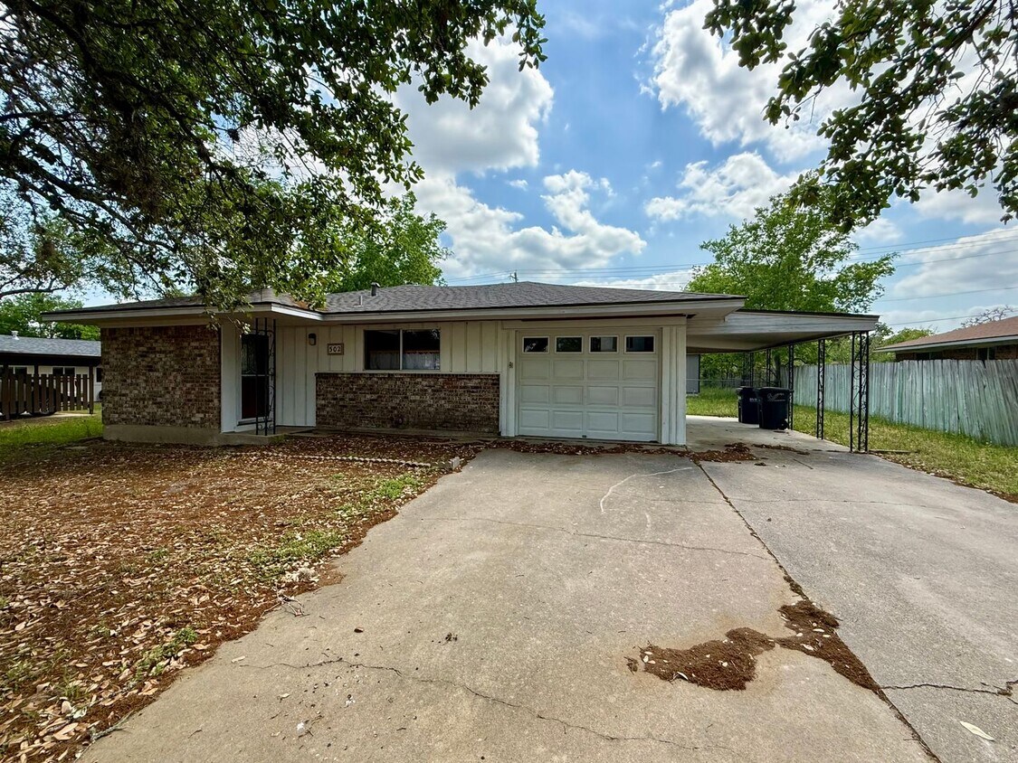 Primary Photo - 3 Bed, 2 Bath Within Walking Distance of C...