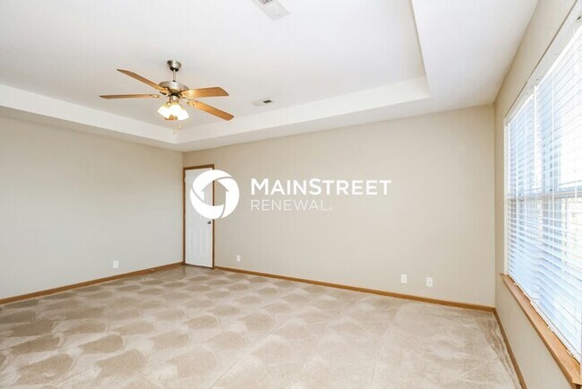 Foto del edificio - 3 Bedroom Pet-Friendly Home in Pleasant Hill, MO with Main Street Renewal