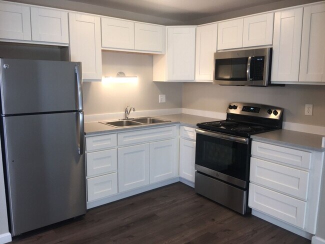 Building Photo - NW Reno 1 Bedroom Apartment - Newly Remodeled/1 Pet Friendly/Private Patio