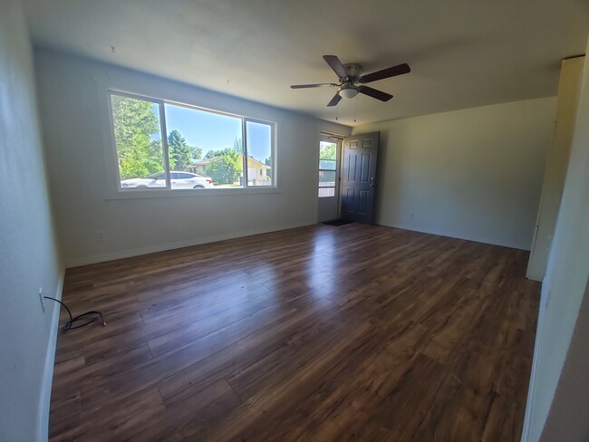Building Photo - Unit 114 Rupert Duplex