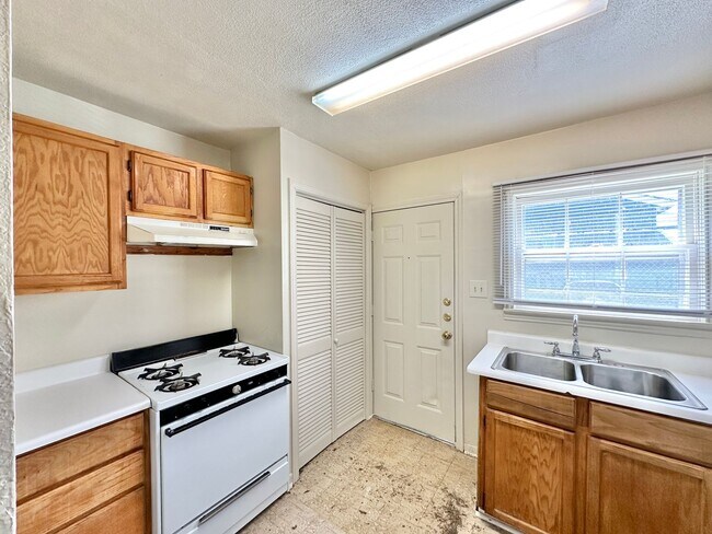 Building Photo - 1102-1104 Williamson Dr