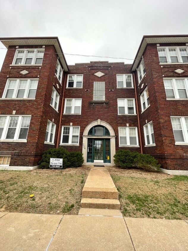 Primary Photo - $1750 - Spacious & Updated 2B/2B Main Floo...