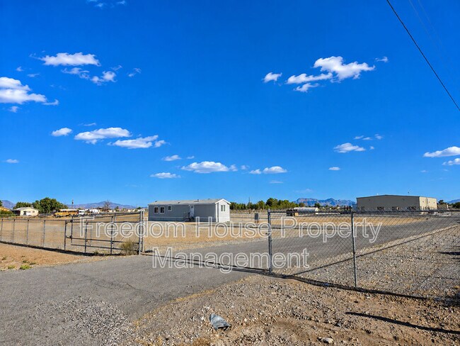 Foto del edificio - 1410 E Manse Rd