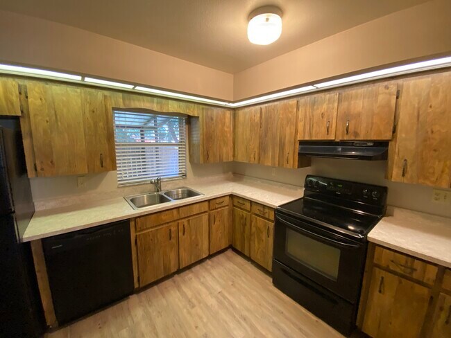Foto del edificio - 2368 Lake Dr NW