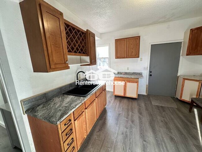 Building Photo - Available Now! - Large 5 bedroom, 3 bath home in Saint Paul!