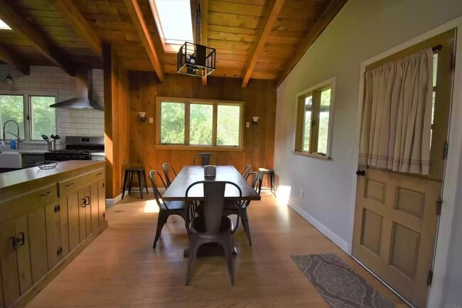 Building Photo - "Hoosier Daddy"- This fully furnished, tur...