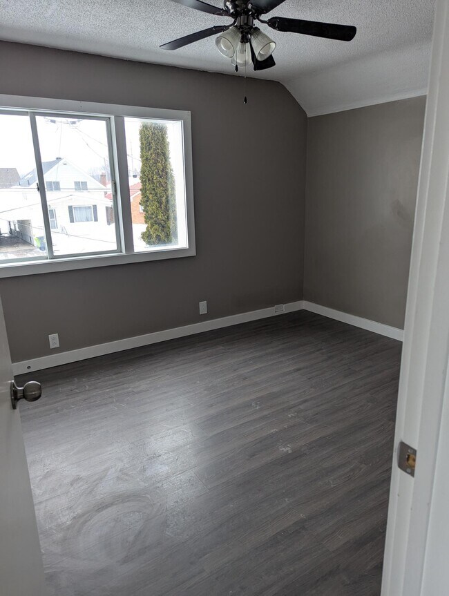 Photo du bâtiment - 1 Bedroom Upper Unit – $1,399/month + 40% ...