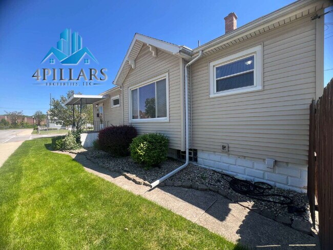 Foto del edificio - "Charming 3-Bed Home with Partially Finished Basement & Gleaming Hardwood Floors in Hammond - 226...