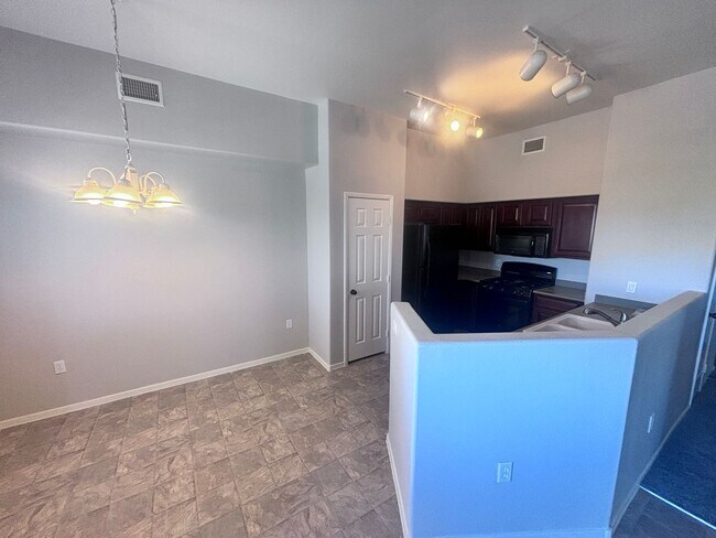 Foto del edificio - 2 Bed + Den/ 2 Bath 2nd floor condo in Gat...