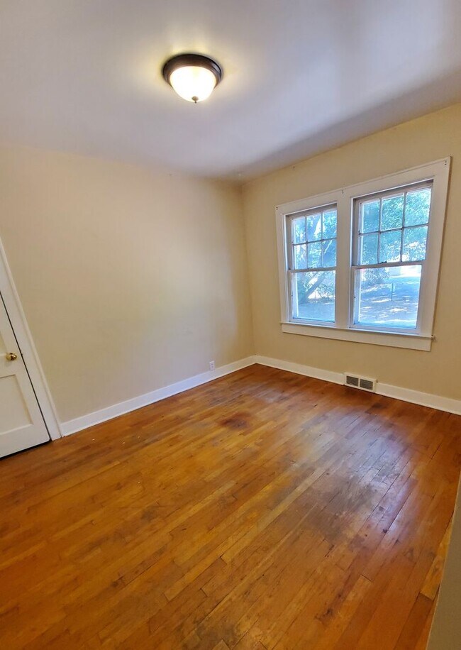 Foto del edificio - Aug 1st 2026/2027 Pre-leasing Close to 1.5 Blks to CSU & Old Town