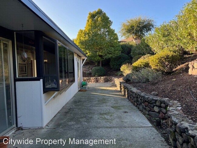 Building Photo - 4 br, 2 bath House - 31 Mt. Lassen Drive 4...