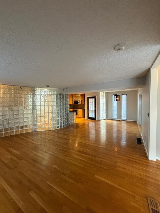 Primary Photo - 1091 Harrison Ave