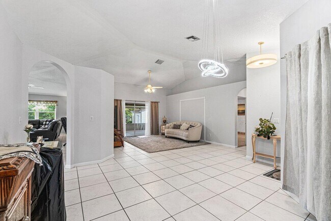 Building Photo - 7600 Cocoanut Dr