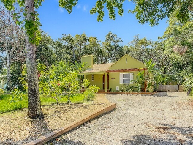 Foto del edificio - Charming Three bedroom one bath with huge backyard