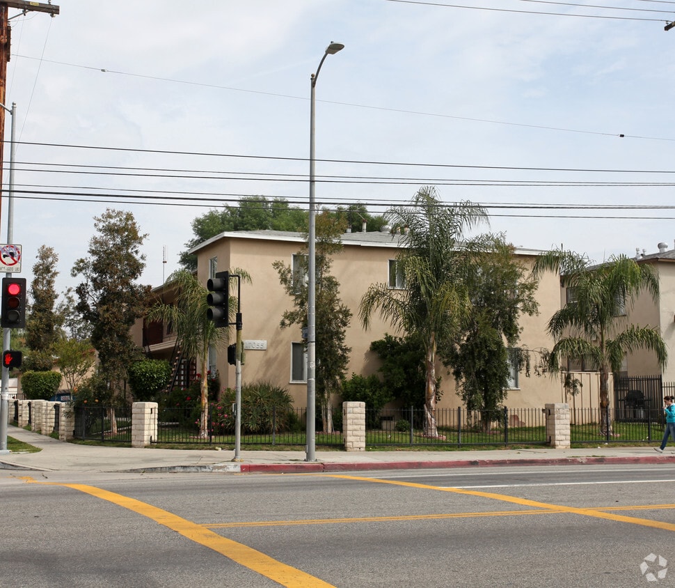 Building Photo - 17055 Vanowen St