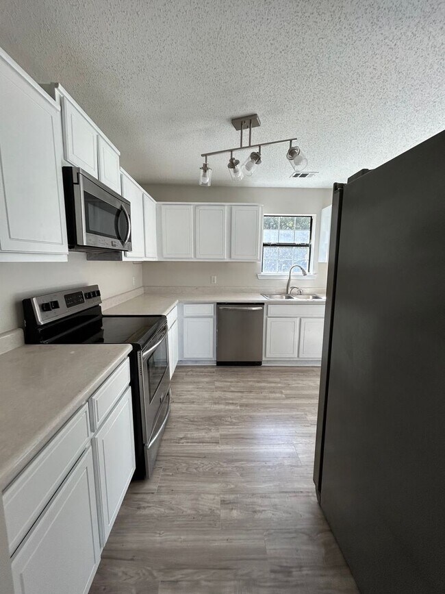 Foto del edificio - 3-Bedroom, 2-Bath Home on almost an 1 Acre – Pet-Friendly!