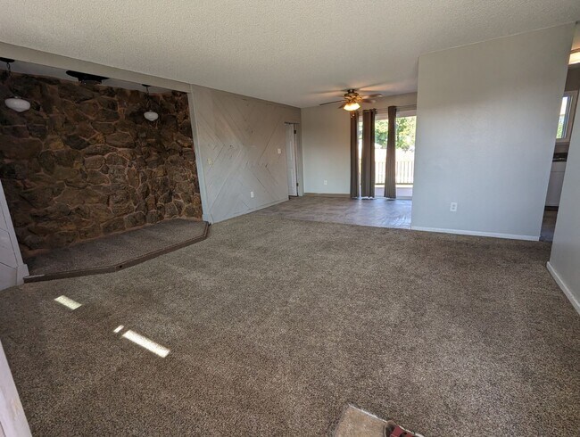 Foto del edificio - 5011 Newland Ave
