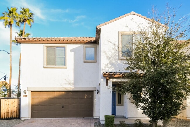 Building Photo - 1951 N 55th Pl