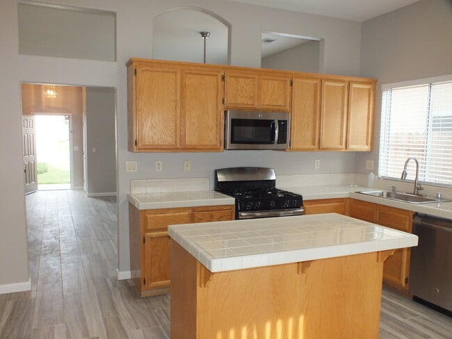 Building Photo - 3/2 1700 sf home within walking to EDH Tow...