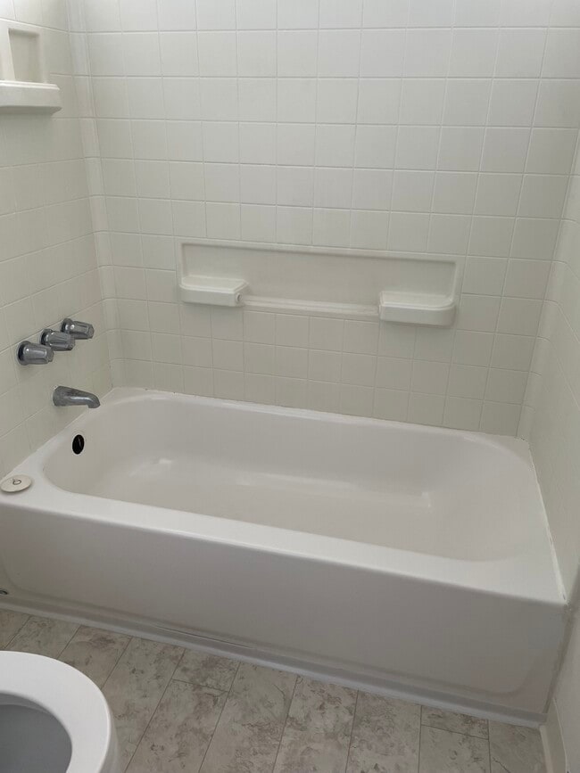 Full Bathtub View - 3155 Rosecrans Ave