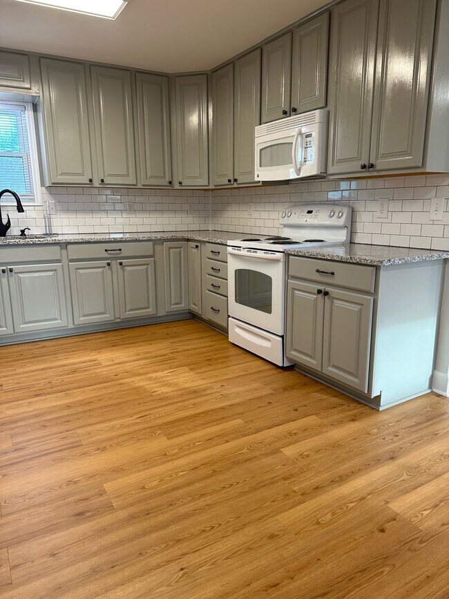 Building Photo - 5149 Honeysuckle Ln S