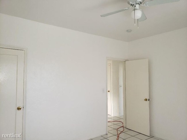 Building Photo - 2 br, 1 bath Apartment - 368 SW 11th St