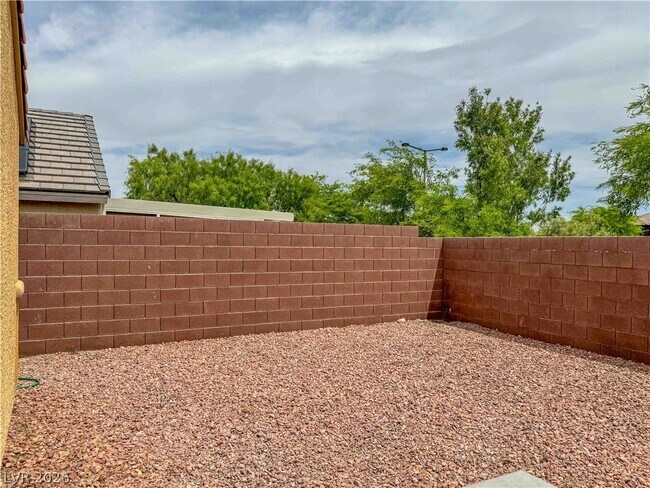 Building Photo - 10633 Foggy Glen Ave