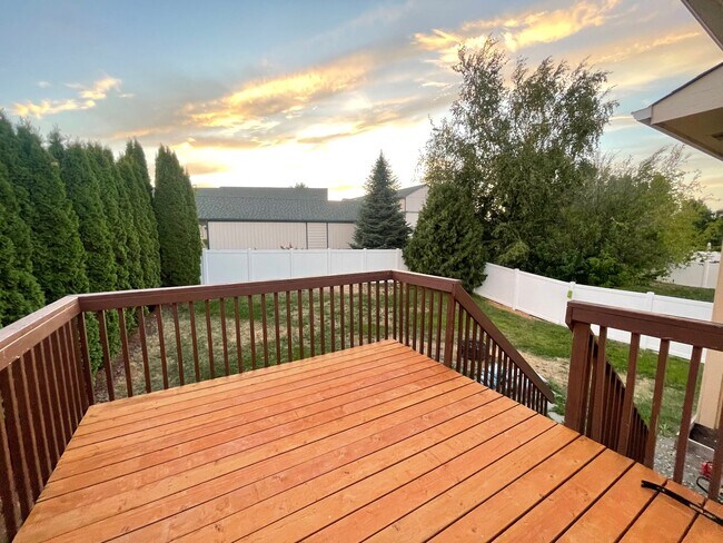 Building Photo - 908 S Salish Ct