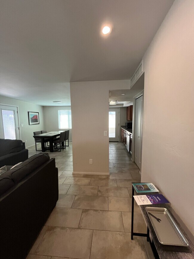 Foto del edificio - 3409 E Bellevue St