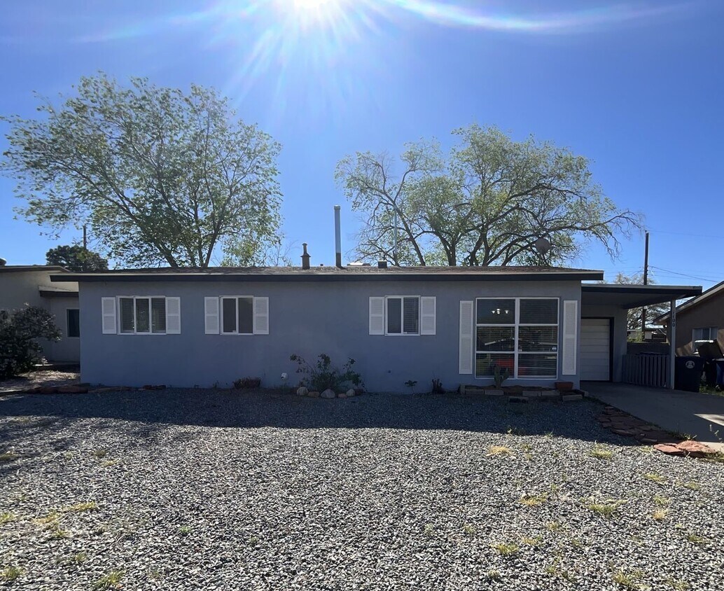 Foto principal - 3 Bedroom Single Story Home Available Near...