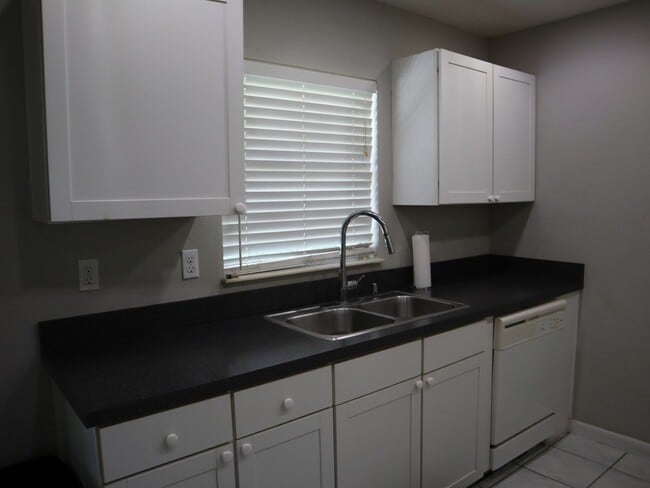 Foto del edificio - Cute 3 bedroom 2 bath 1 Car Garage  $1`650.00 Call Carole Arcaro 386-216-4900 Deltona Lakes Realty