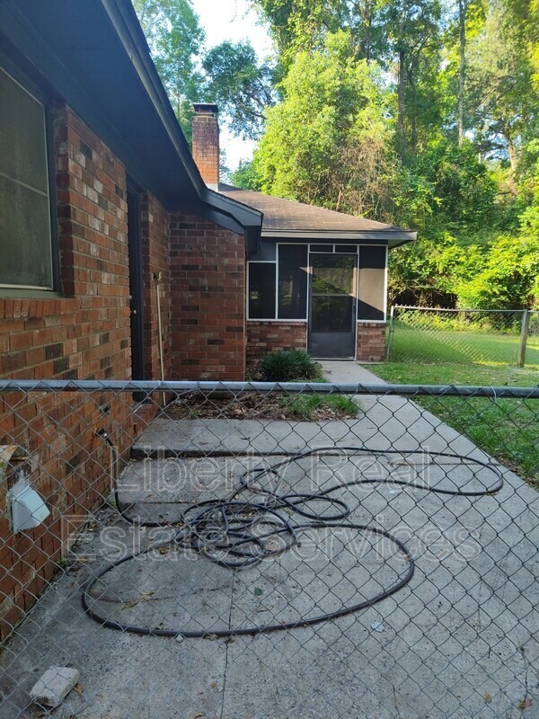 Building Photo - 407 Woodland Dr