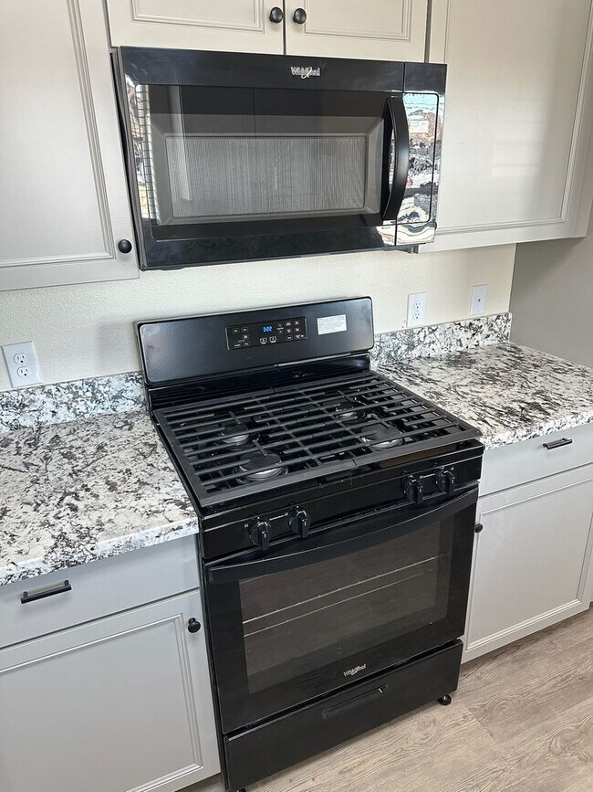 Foto del edificio - 2413 Oakmont Cir