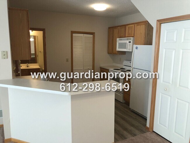 Foto del edificio - Shoreview Townhouse Available October 1, Open Floor Plan, Jacuzzi Tub, Fireplace, Attached Garage