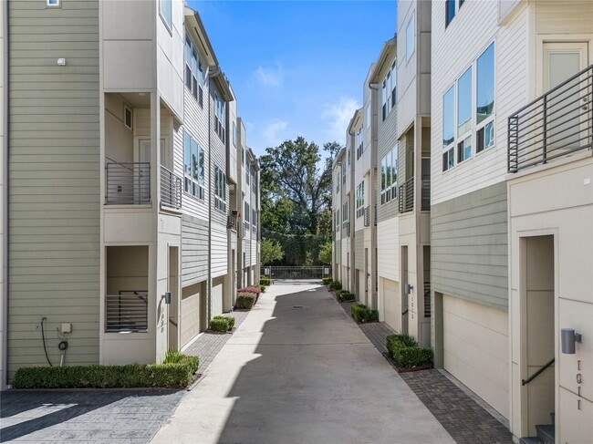 Building Photo - 1013 W 17th St