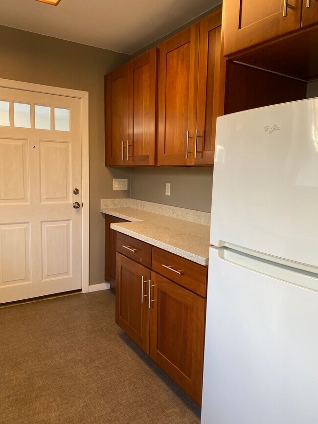 Building Photo - 3850 Beach Dr SW