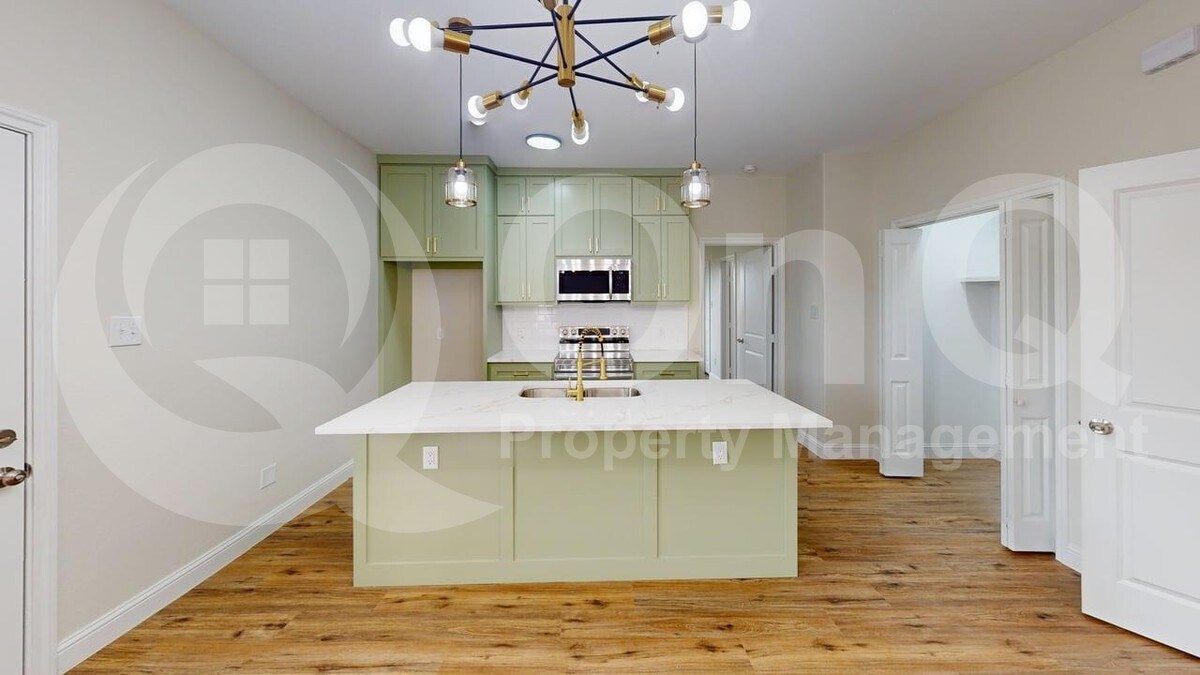 Foto principal - 8001 W Elizabeth Ln