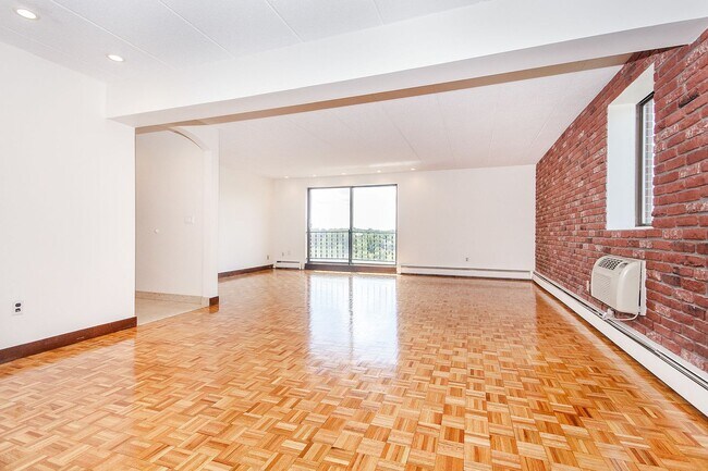 Foto del edificio - COOLIDGE CORNER PENTHOUSE WITH GARAGE PARK...