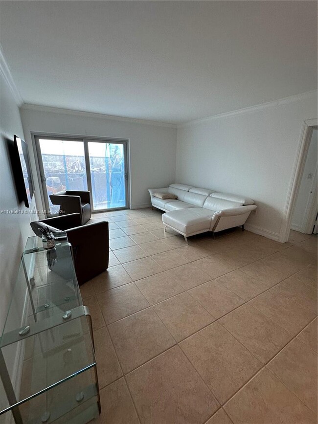 Building Photo - 400 Kings Point Dr