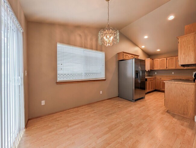 Foto del edificio - Move in ready 3 Bed 2 bath rambler w/ 2 car garage & fenced backyard!
