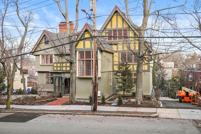 Foto del edificio - 165 Winthrop Rd