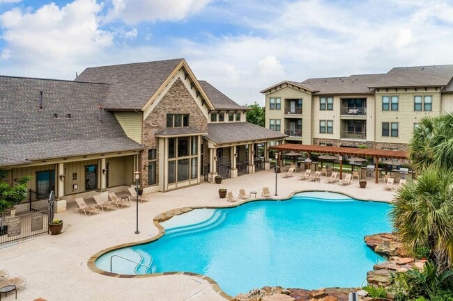 Building Photo - Queenston Manor