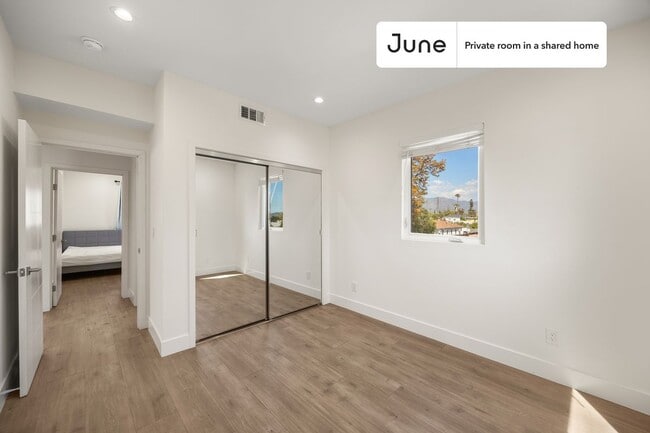 Building Photo - Private bedroom in 4 bed/4 bath Home